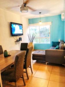 una sala de estar con una mesa y un sofá en Departamento Zona Diamante, en Barra Vieja