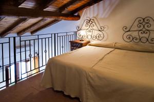 トラッピテッロにあるAgriturismo Terreniaのベッドルーム(ベッド1台付)、バルコニーが備わります。