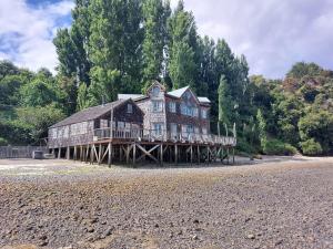 a large house on a dock on a beach at Cabaña privada con acceso a playa in Quilquico