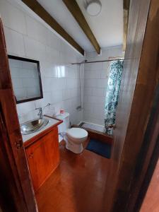 Koupelna v ubytování Alojamiento con acceso a PLAYA y Naturaleza + 25 fotografií