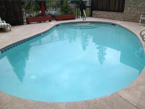 a large swimming pool with blue water at El Dorado Motel in Twain Harte