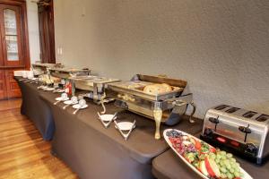 una fila de mesas de buffet con comida. en Hotel Finial BW Premier Collection Oxford - Anniston, en Anniston