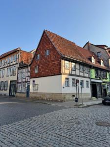 a group of buildings on a cobblestone street at Himmel & Hölle Pölkenstraße in Quedlinburg