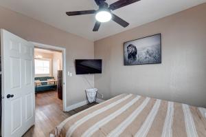 Prime 2BR Gem, Near Convention Hub!客房内的一张或多张床位