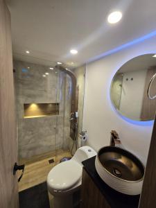 Un baño de Duplex apartment in Bogotá 26 fotos más