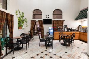 un ristorante con tavoli, sedie e un bancone di Ramada Limited San Angelo a San Angelo