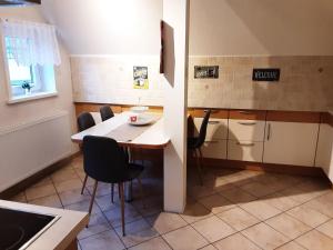 a small kitchen with a table and chairs at Ferienwohnung mit Terrasse, Bad Bodenteich in Häcklingen