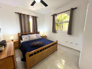 un dormitorio con una cama y una ventana en Cozy Condo - 4 min to the Beach, en Punta Cana