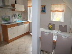 a kitchen and dining room with a table and chairs at Ferienwohnung mit Terrasse, Bad Bodenteich in Häcklingen