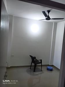 尼玛纳Labana home developer的配有吊扇的客房内的椅子