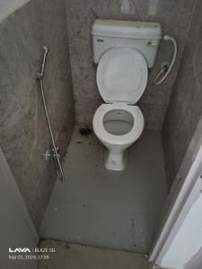 尼玛纳Labana home developer的一间小浴室,在摊位设有厕所
