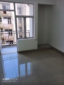 尼玛纳Labana home developer的建筑物中一间空房间，窗户敞开