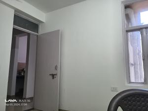 尼玛纳Labana home developer的一间设有镜子、门和窗户的房间