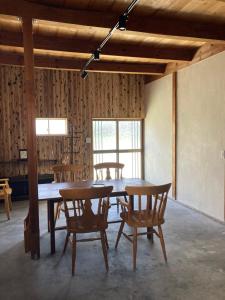 三豊市にある一軒宿 百々 private house rental doudouの木製のテーブルと椅子のあるダイニングルーム