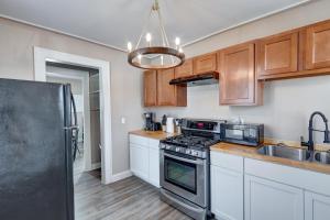 Prime 2BR Gem, Near Convention Hub!的厨房或小厨房