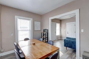 Prime 2BR Gem, Near Convention Hub!的休息区