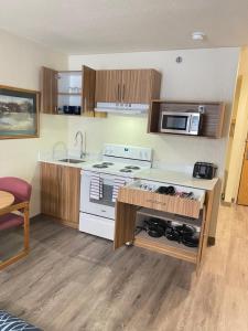 Kuchyň nebo kuchyňský kout v ubytování Rodeway Inn
