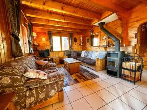 A seating area at Chalet 16 pers, 4km des pistes, Wifi, Parking - FR-1-498-39