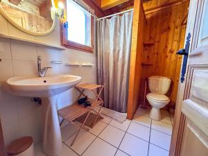 A bathroom at Chalet 16 pers, 4km des pistes, Wifi, Parking - FR-1-498-39 Még 10 kép
