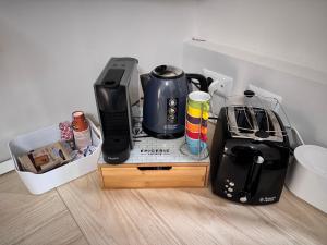 una macchinetta del caffè seduta su un supporto per terra di Almond Apartment Catania a Catania