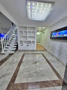 una hall con un acquario e una televisione su una parete di Mansão Mikonos Piscina Cascata a San Paolo Altre 35 foto