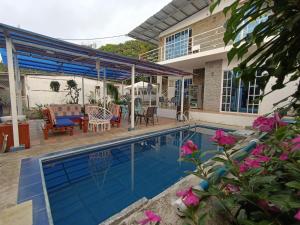 una piscina davanti a una casa di L'Vanna Hotel a Pedernales