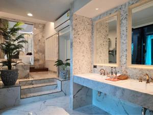 a bathroom with two sinks and a mirror at Cocohut Beach Resort Koh Phangan in Haad Rin