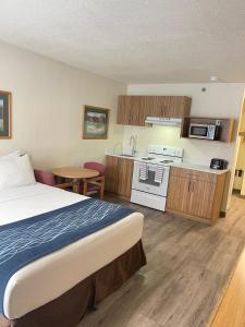 Kuchyň nebo kuchyňský kout v ubytování Rodeway Inn