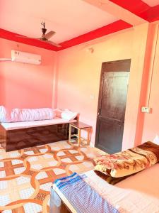 Katil atau katil-katil dalam bilik di Hotel Laliguras AC rooms