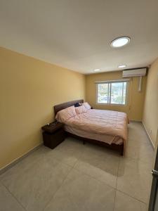 菲利普斯堡Panoramic Ocean View Flat-St Maarten的一间有床和窗户的小卧室