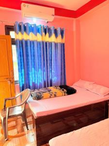 Katil atau katil-katil dalam bilik di Hotel Laliguras AC rooms