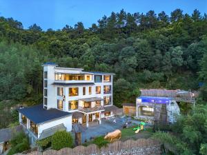 Bazén v ubytování Anji Bamboo Homestay nebo v jeho okolí