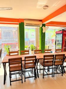 Ruang duduk di Hotel Laliguras AC rooms +3 gambar