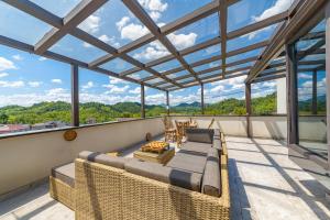 Balkón nebo terasa v ubytování Anji Bamboo Homestay
