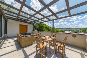 Balkón nebo terasa v ubytování Anji Bamboo Homestay