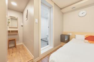 Dawoo House 2 in Hongdae房間的床