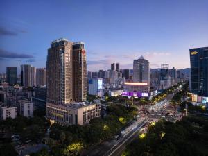温州温州喜来登酒店的城市天际线,夜间交通繁忙