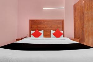 Postel nebo postele na pokoji v ubytování Hotel O Cherry Inn + 25 fotografií