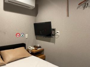 TV a/nebo společenská místnost v ubytování mr Hotel
