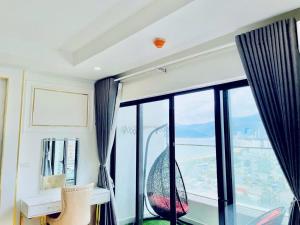 Una habitación con un escritorio y una ventana con vistas. en TYE APARTMENT - TMS Pullman Quy Nhơn, en Quy Nhon 229 fotos más