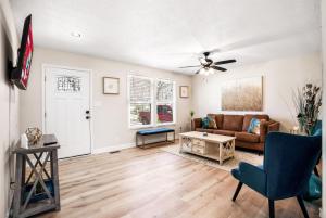 ein Wohnzimmer mit einer Couch und einem Deckenventilator in der Unterkunft Serenity Cottage 300mbps Wifi - Dog Friendly in Clarksville