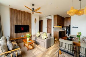 una sala de estar con un sofá y una mesa en Avanya Luxury Apartment Center of Seminyak, en Seminyak