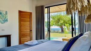 Postel nebo postele na pokoji v ubytování Besu Villas Santa Ana - beachfront whole Villa with pool