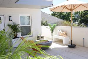 Zahrada ubytování Chic Surf Lodge with Hot Tub & Ocean Views