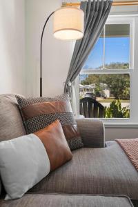 Postel nebo postele na pokoji v ubytování 5 Minutes to Beach and Downtown Fire pit Grill