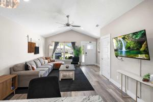 TV a/nebo společenská místnost v ubytování 5 Minutes to Beach and Downtown Fire pit Grill