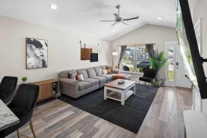 Posezení v ubytování 5 Minutes to Beach and Downtown Fire pit Grill + 55 fotografií