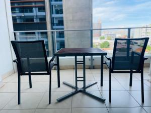Rõdu või terrass majutusasutuses Modern unit, Pool, Gym & CBD location