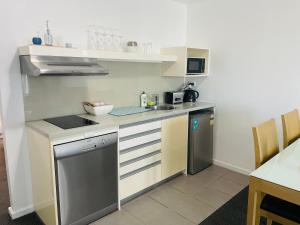 Köök või kööginurk majutusasutuses Modern unit, Pool, Gym & CBD location