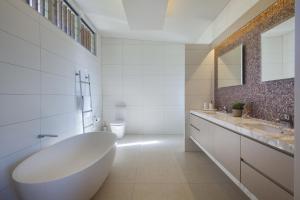 Ένα μπάνιο στο Luxury 5BR Retreat, sleeps 12, 4 Ensuites +44 φωτογραφίες